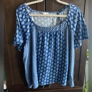 Lucky brand shorter blue print top.